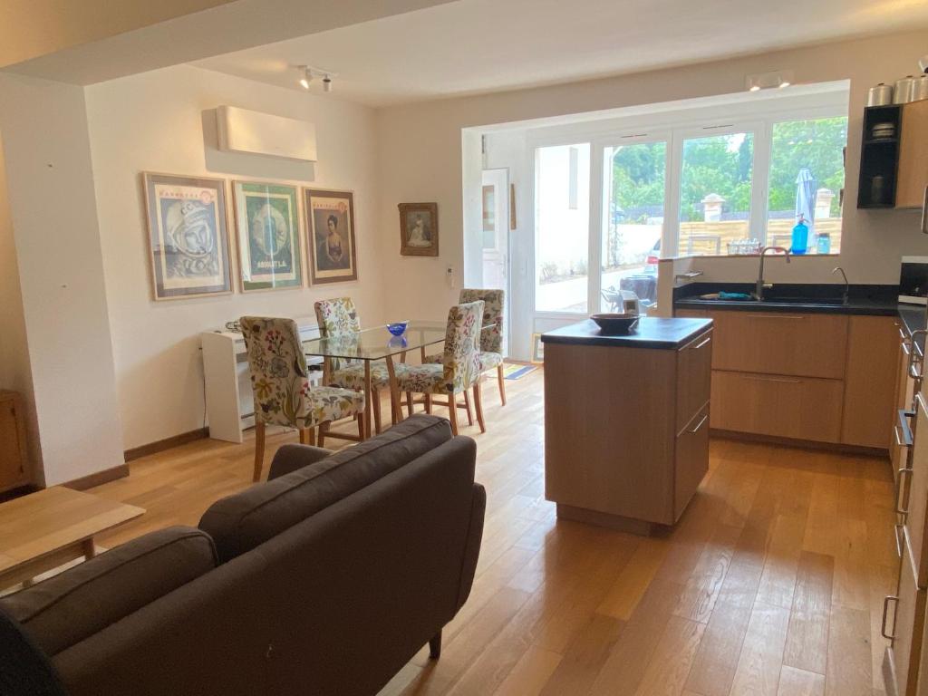 una sala de estar con un sofá y una mesa en Duplex house walk to town, en Antibes