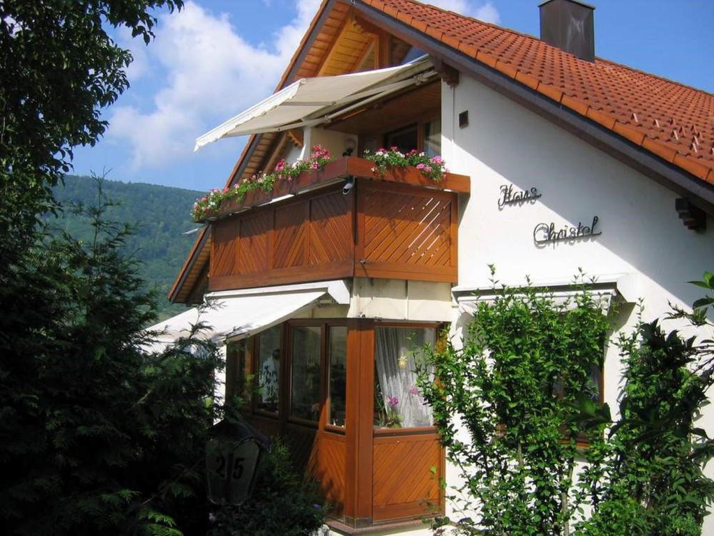 ein Gebäude mit einem Balkon mit Blumen darauf in der Unterkunft Ferienhaus Christel in Bad Urach