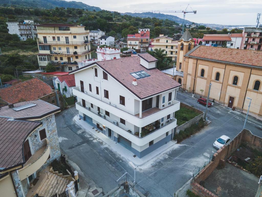 een luchtzicht op een gebouw in een stad bij Ulivo Design b&b in Reggio di Calabria