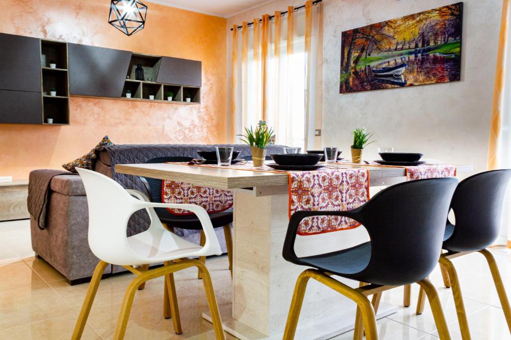 Il comprend une cuisine et un salon avec une table et des chaises. dans l'établissement Peter's House 2, à Calatabiano