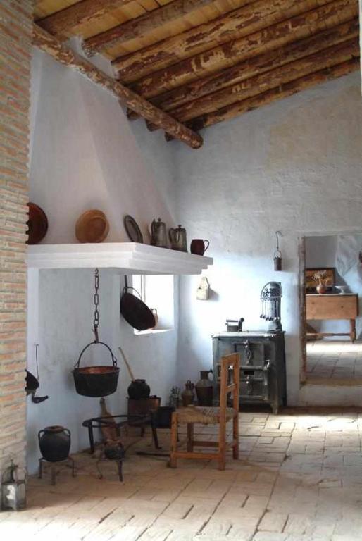Habitación con cocina con fogones. en Hábitat Troglodita Almagruz, en Purullena