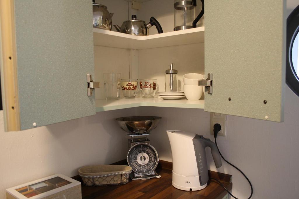 Kuchyň nebo kuchyňský kout v ubytování 2 Zimmer FeWo mit Außenpool und Sauna
