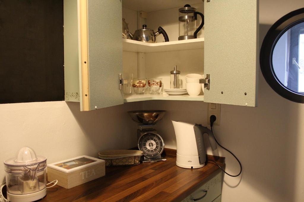 Kuchyň nebo kuchyňský kout v ubytování 2 Zimmer FeWo mit Außenpool und Sauna