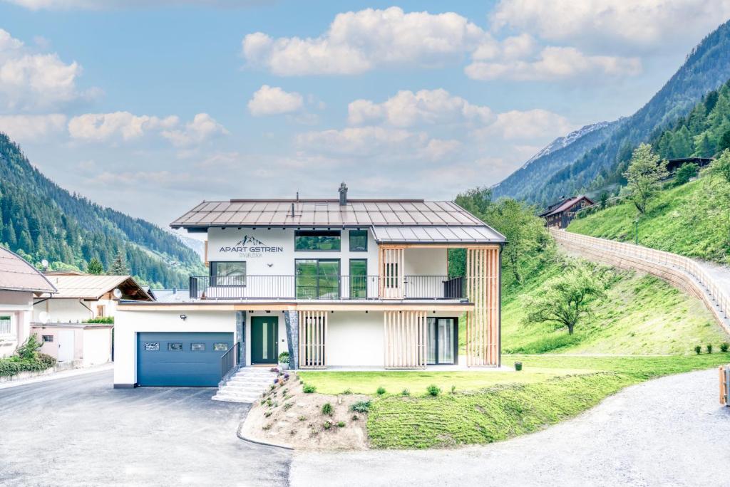 una casa en las montañas con entrada en Apart Gstrein - Ski-In & Ski-Out, en See