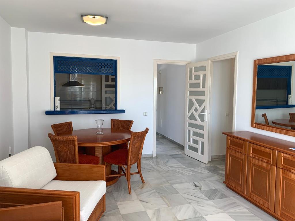 Televízia a/alebo spoločenská miestnosť v ubytovaní Apartamentos El Minarete