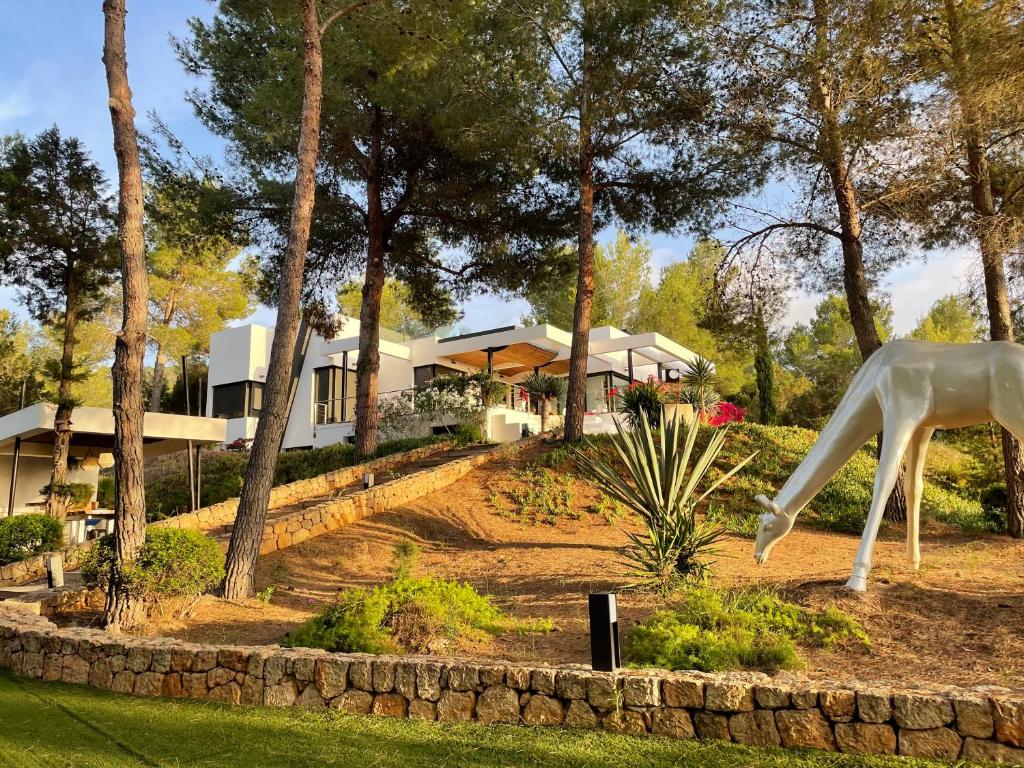 a sculpture of a horse in front of a house at Nyumba ya Sun in Cala Tarida
