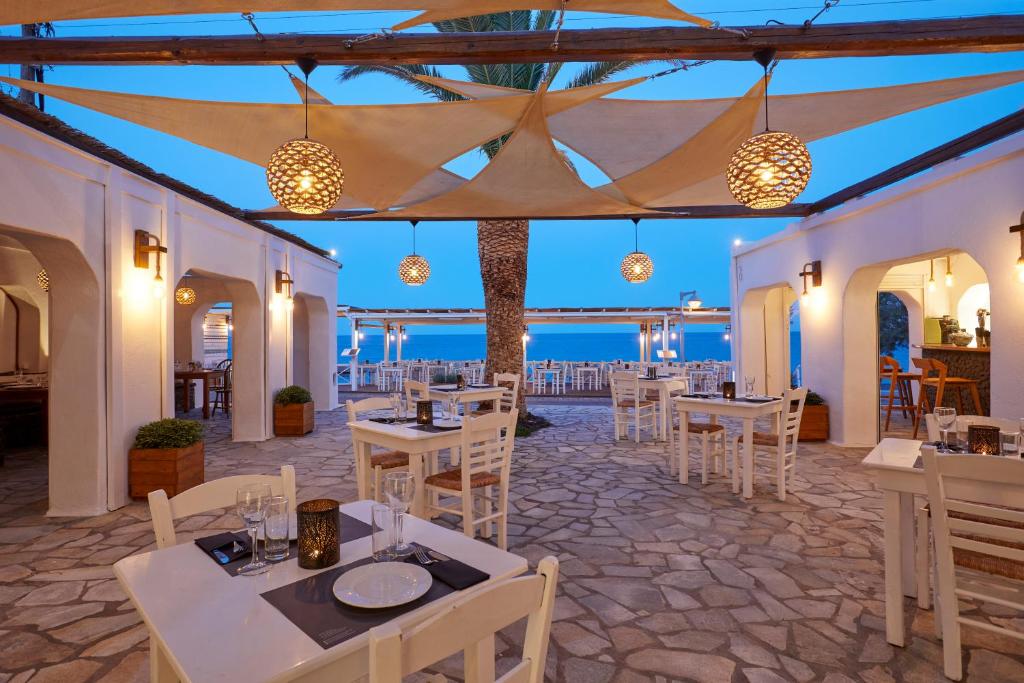 A restaurant or other place to eat at Hotel Sunshine