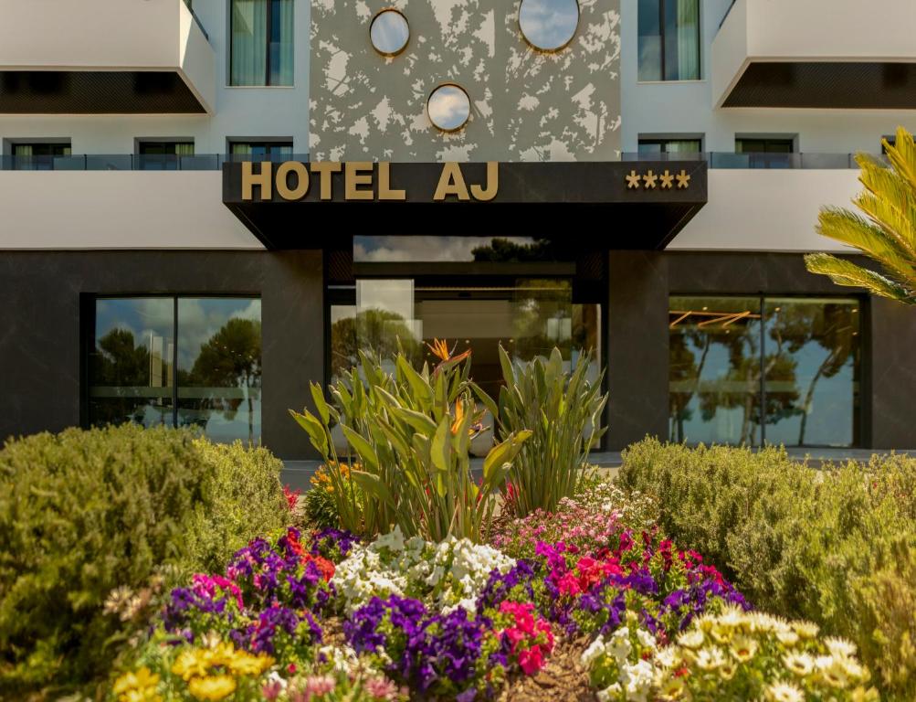 un hôtel avec des fleurs devant un bâtiment dans l'établissement AJ Gran Alacant by SH Hoteles, à Santa Pola