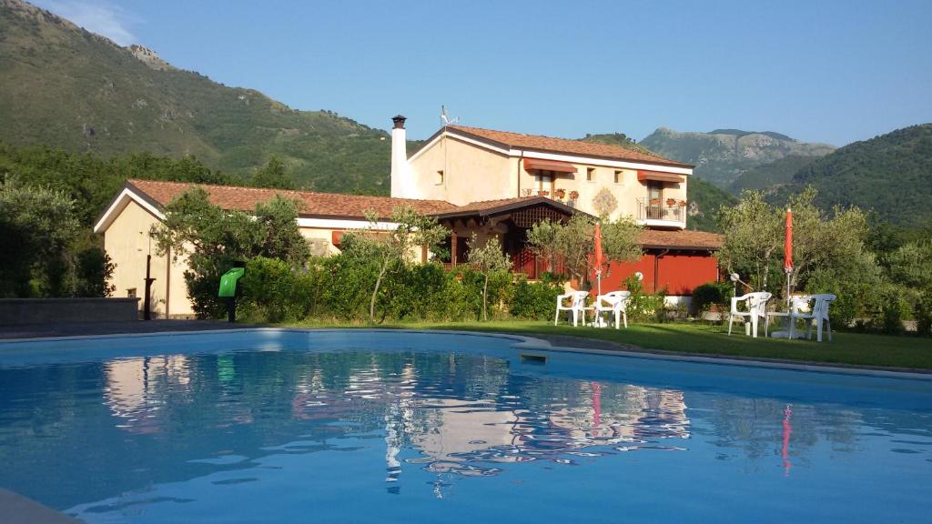 una casa y una piscina frente a una casa en Agrilao, en Scalea