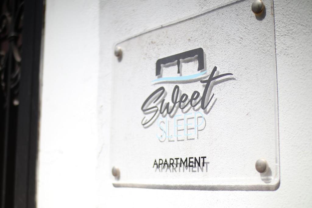 un cartello per un ristorante di dolci dormienti su un muro di Sweet Sleep a Catania
