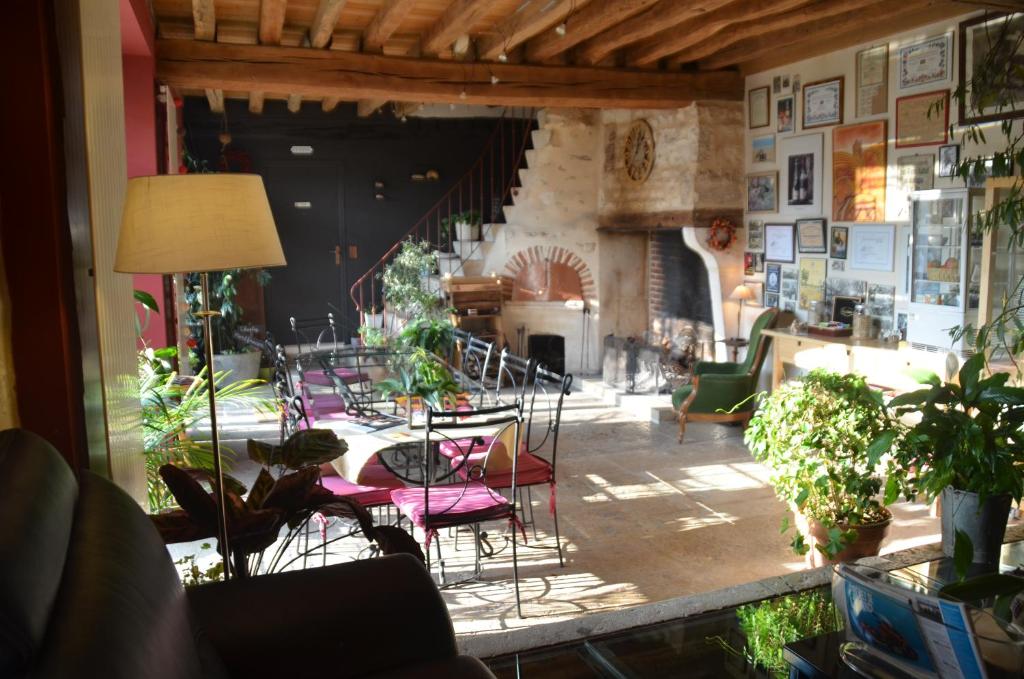 un groupe de tables et de chaises dans une pièce dans l'établissement Domaine Maltoff, à Coulanges-la-Vineuse