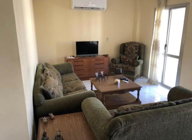 uma sala de estar com dois sofás e uma mesa de centro em Private Room or Apartment at Rehab City غرفة خاصة او شقة بمدينة الرحاب em Cairo