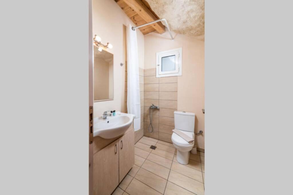 Kúpeľňa v ubytovaní Nostos Cave Seaview Apartment