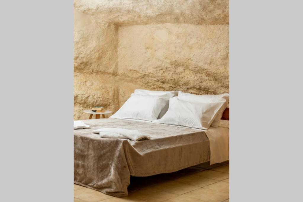 Posteľ alebo postele v izbe v ubytovaní Nostos Cave Seaview Apartment