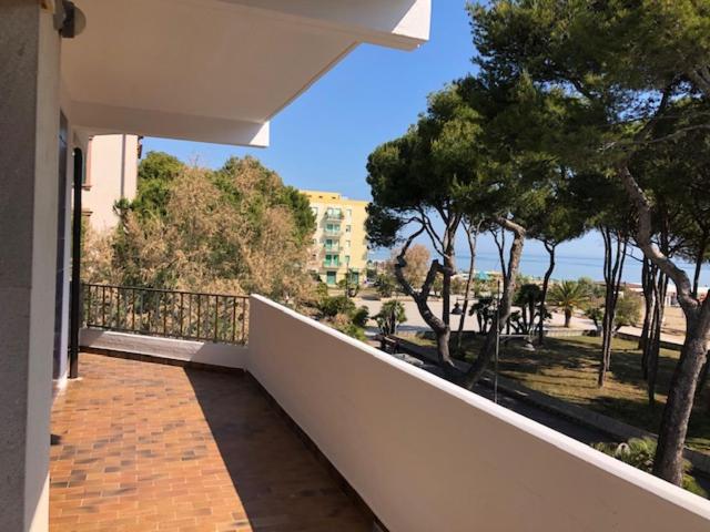 balcone di un edificio con vista sull'oceano di Residence Blùmarine a Silvi Marina