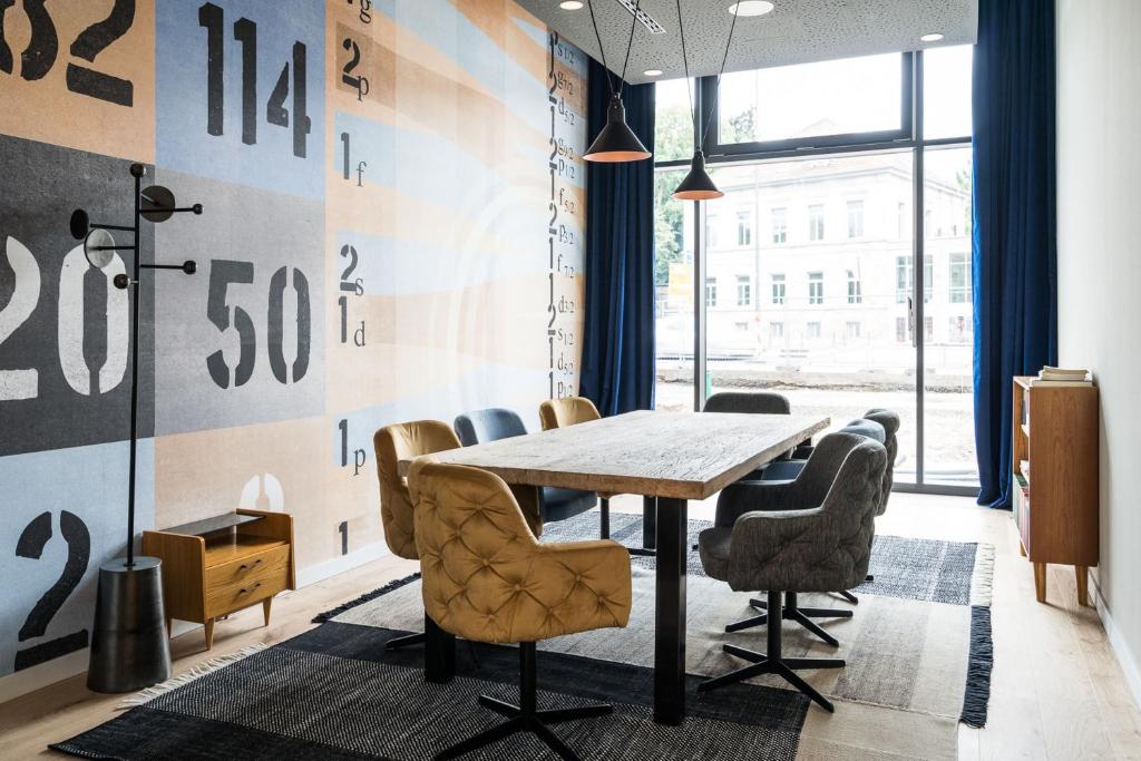 Posezení v ubytování FREIgeist Göttingen Innenstadt, A Member of Design Hotels