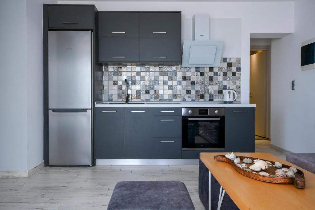 Zinozis Beach Apartments - 4