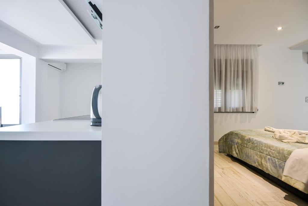 Zinozis Beach Apartments - 3