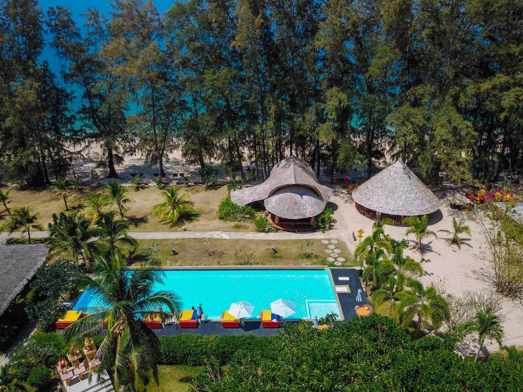 Vista de la piscina de Long Beach Chalet - SHA Extra Plus o d'una piscina que hi ha a prop