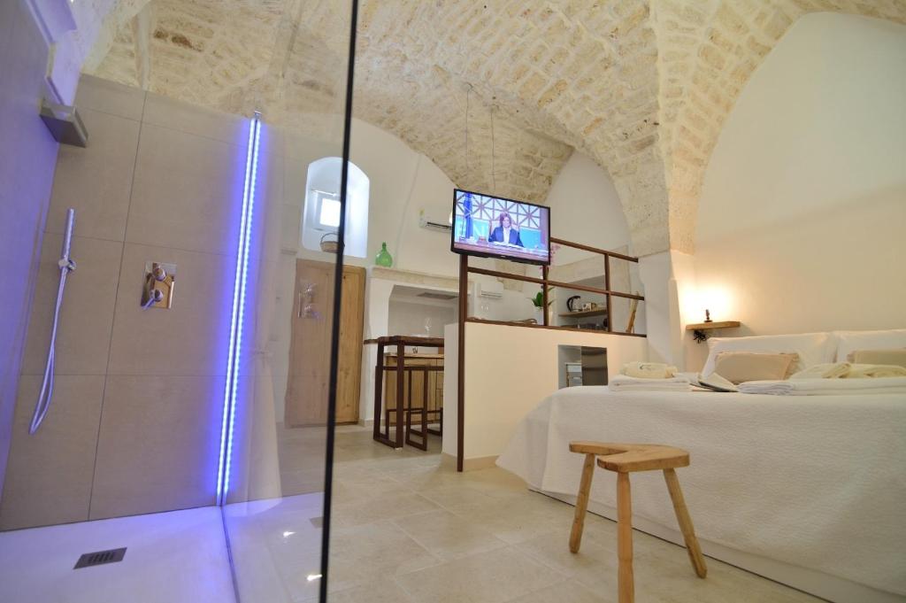 una camera con letto e TV di Civico 60 Apartments a Ceglie Messapica