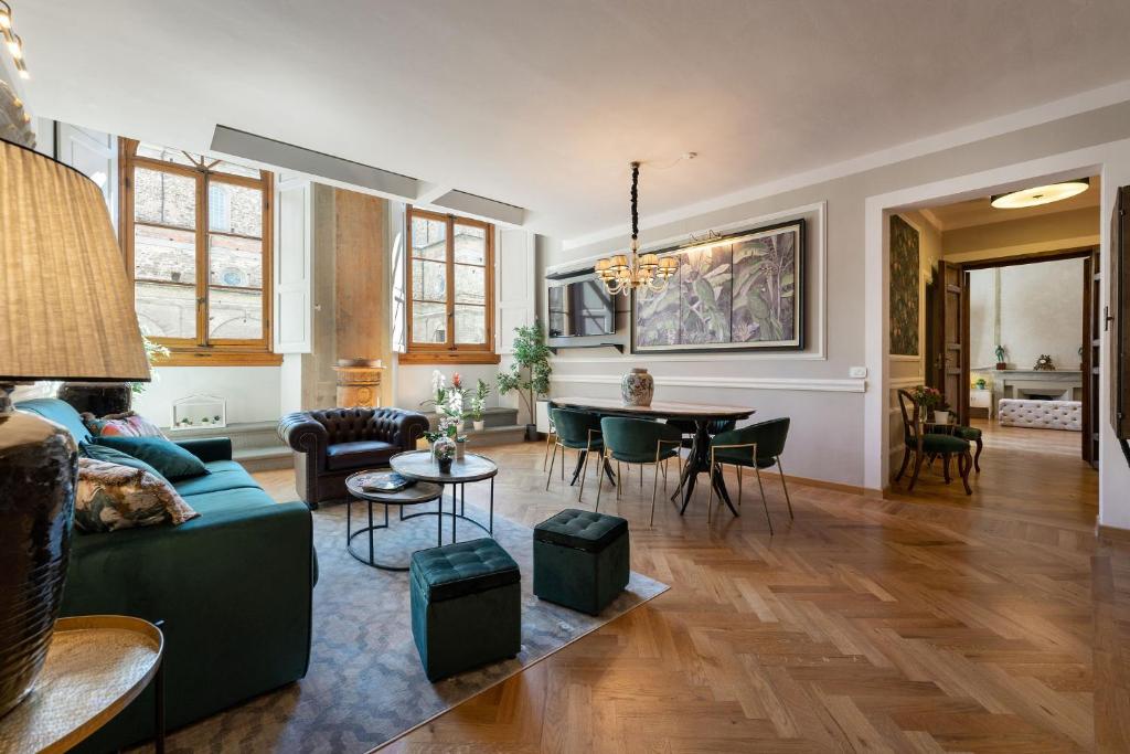 Apartments Florence - Piazza San Lorenzo - Three-Bedroom Apartment