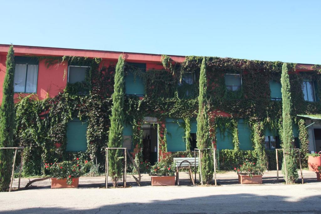 een gebouw met klimop aan de zijkant bij Dimora Risveglio in Brindisi