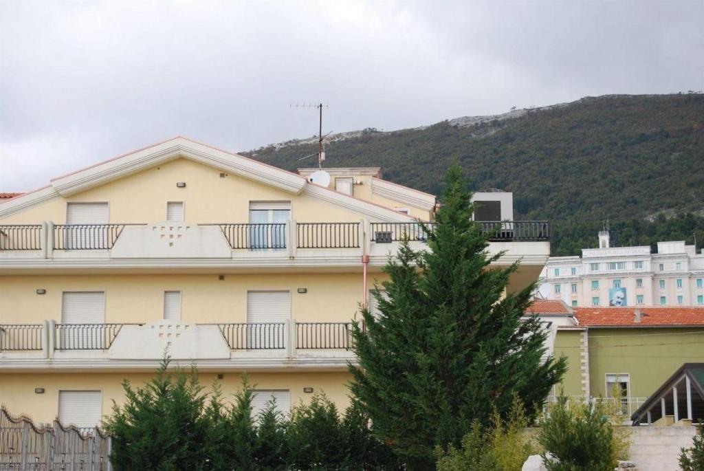 een geel gebouw met een balkon erboven bij Hotel Il Chierichetto in San Giovanni Rotondo