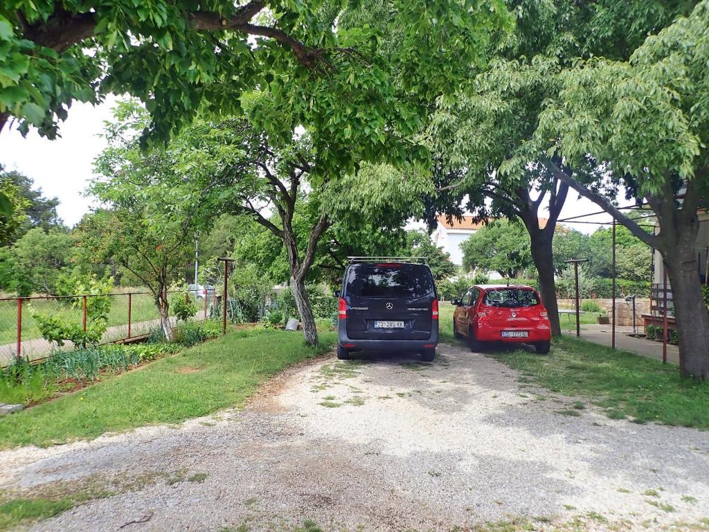 Vonkajšia záhrada v ubytovaní Studio apartments Kiwi-near Paklenica NP