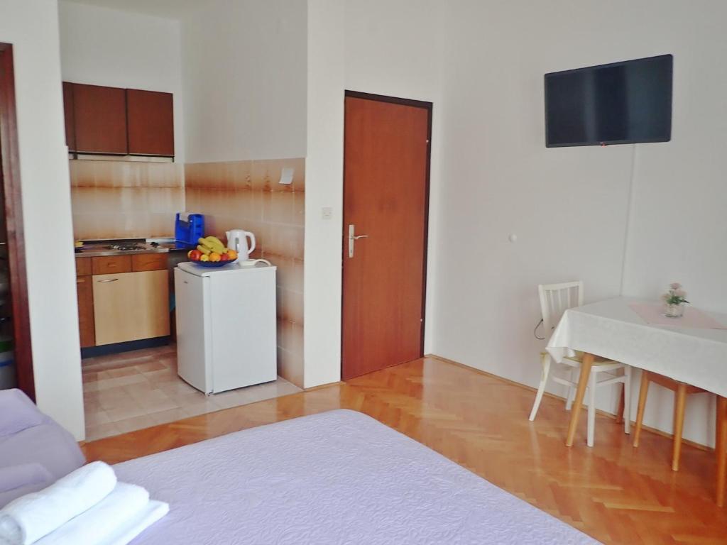 Kuchyňa alebo kuchynka v ubytovaní Studio apartments Kiwi-near Paklenica NP