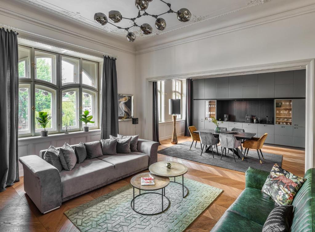 salon z kanapą i stołem w obiekcie MN6 Luxury Suites by Adrez w Pradze