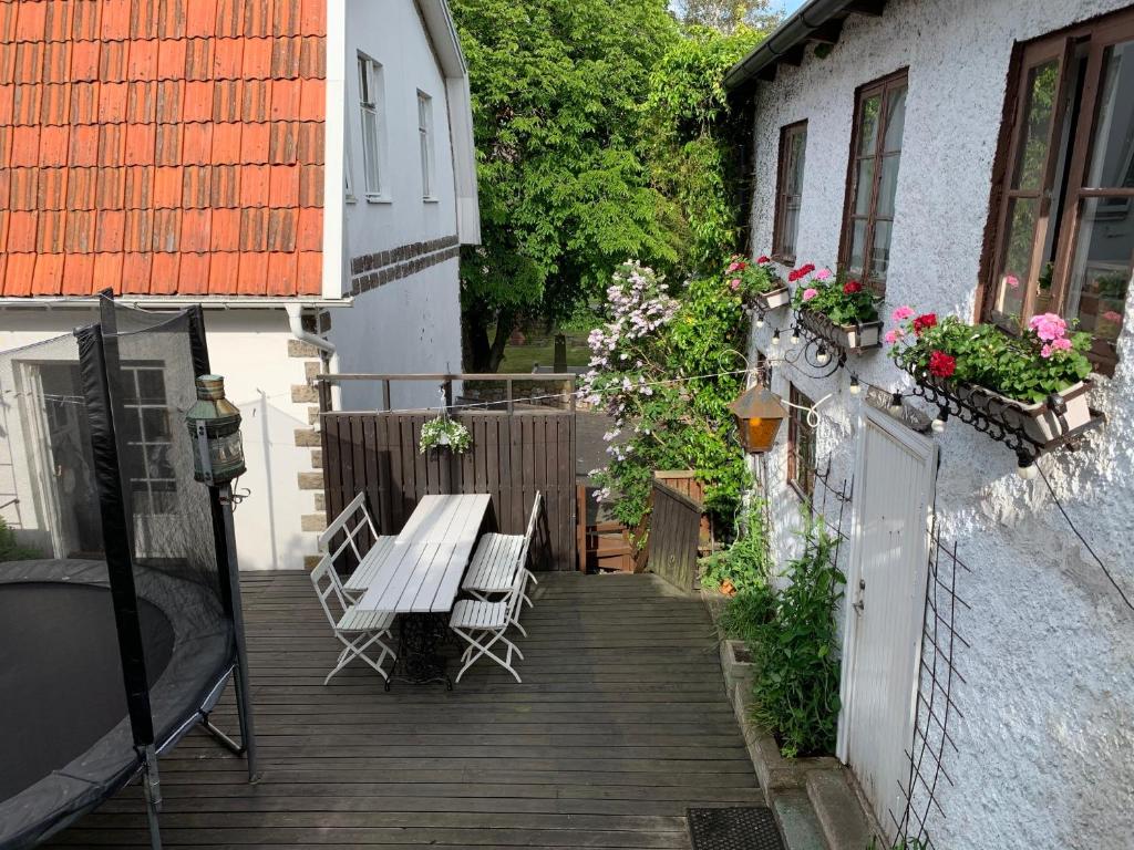 Balkón nebo terasa v ubytování Charmigt gårdshus nära havet i centrala Lysekil