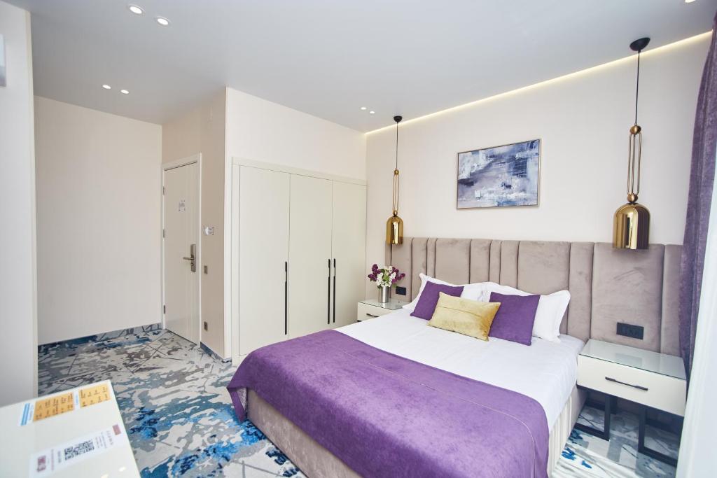 Postel nebo postele na pokoji v ubytování Jupiter Hotel