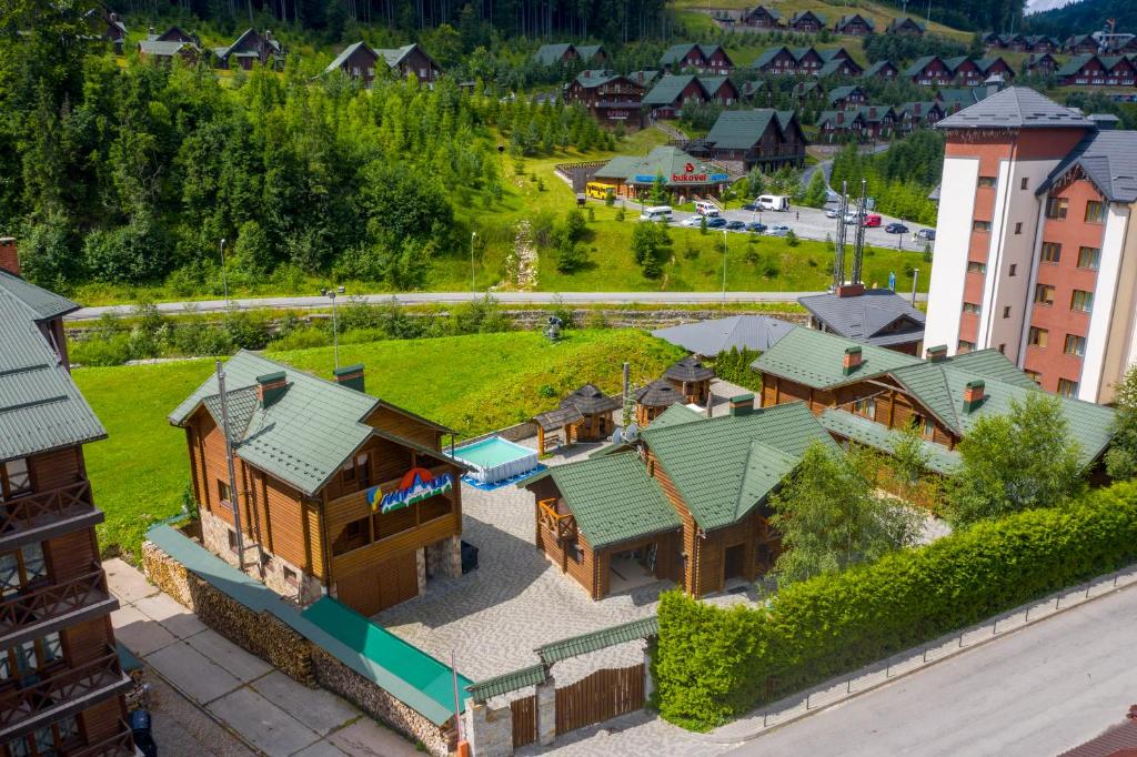 Mini Hotel Laplandiya في بوكوفِل: اطلالة جوية على منزل بسقف أخضر