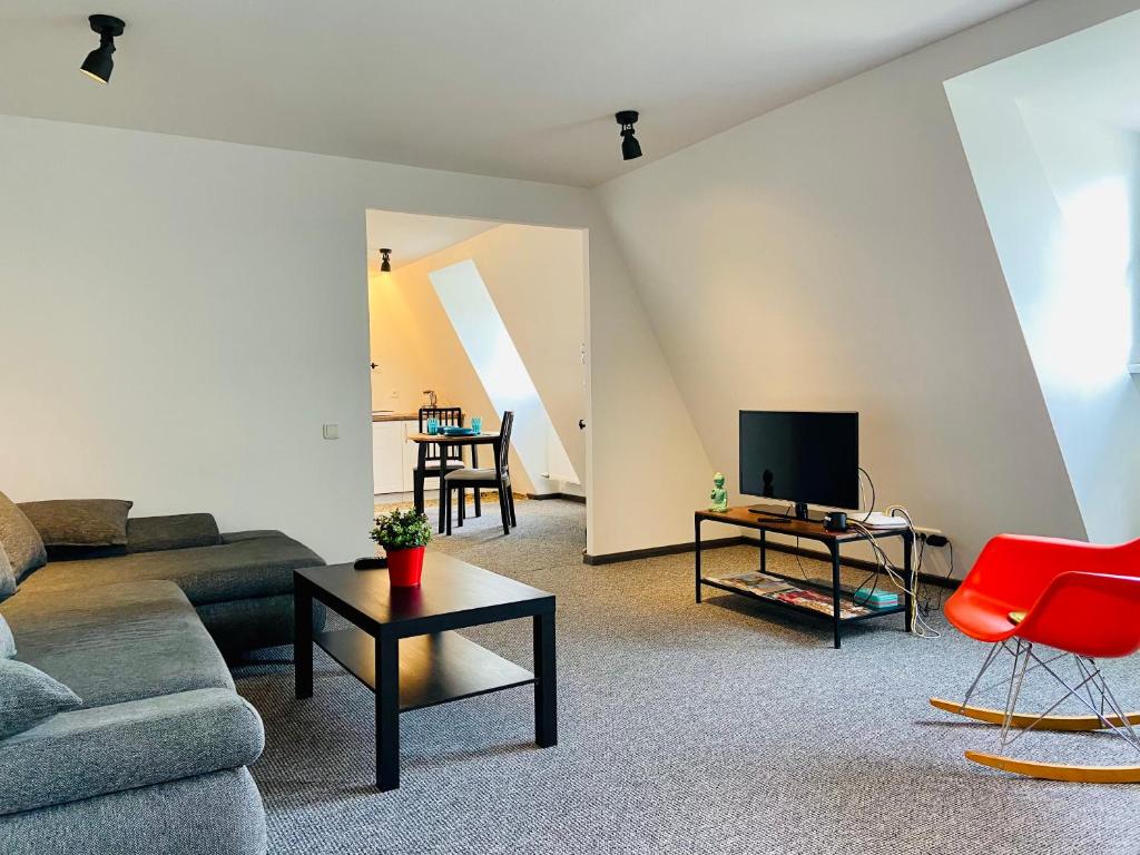 ein Wohnzimmer mit einem Sofa und einem TV in der Unterkunft Ramer Tower apartment in Old Town in Riga