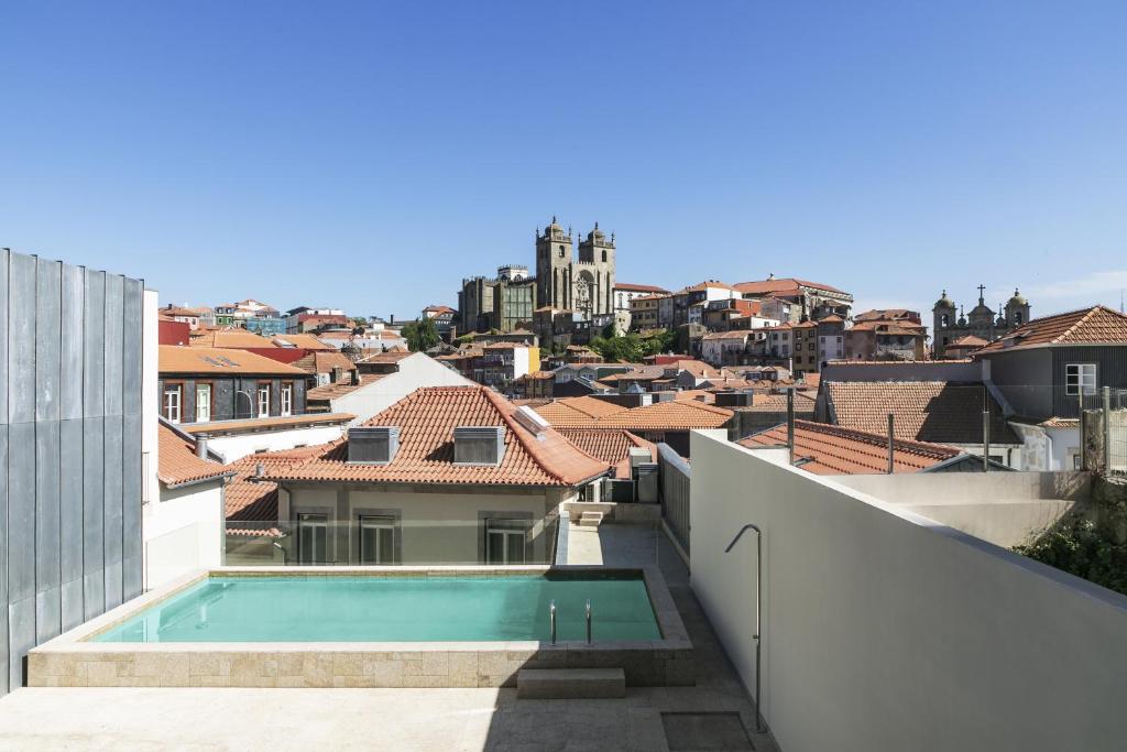 een uitzicht vanaf het dak van een gebouw met een zwembad bij Casa da Companhia Hotel, Vignette Collection in Porto