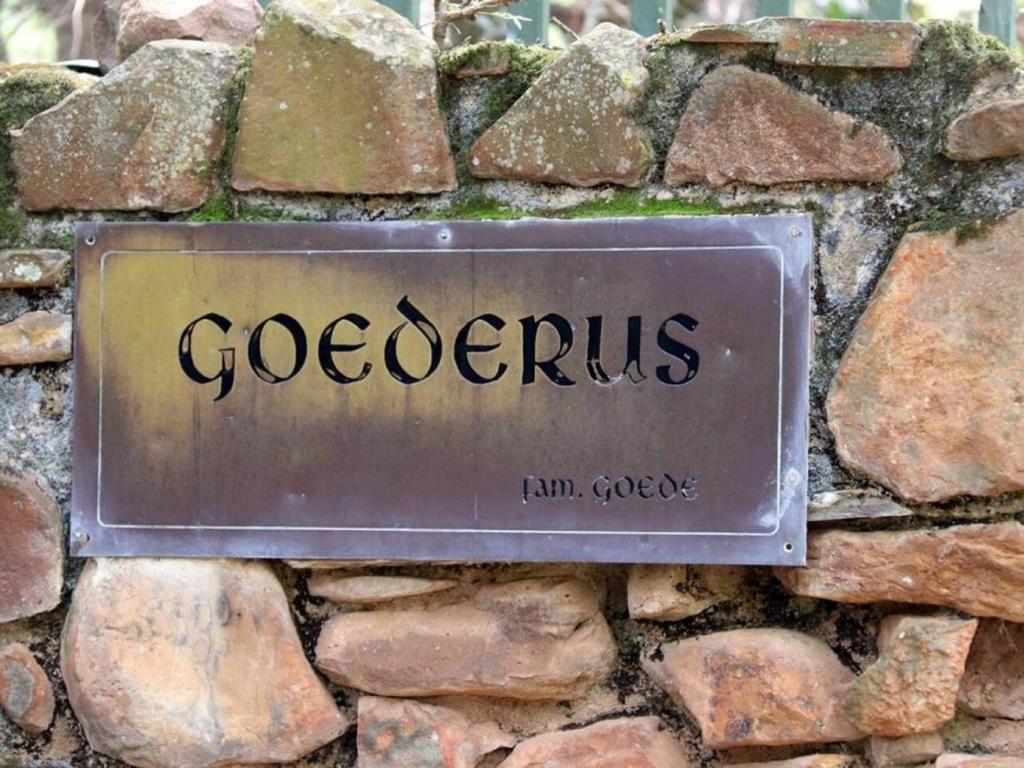un panneau sur un mur de pierre indiquant les géocités dans l'établissement Goederus Guest Farm, à Sterkspruit