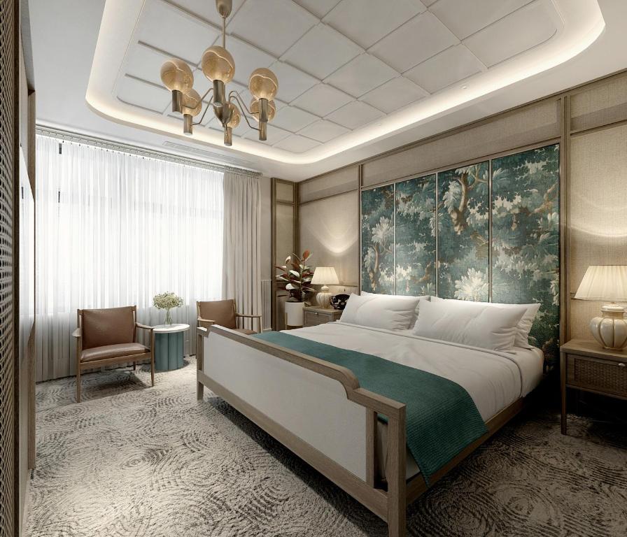 La Passion Hanoi Hotel & Spa في هانوي: غرفة نوم بسرير كبير عليها لوحة على الحائط