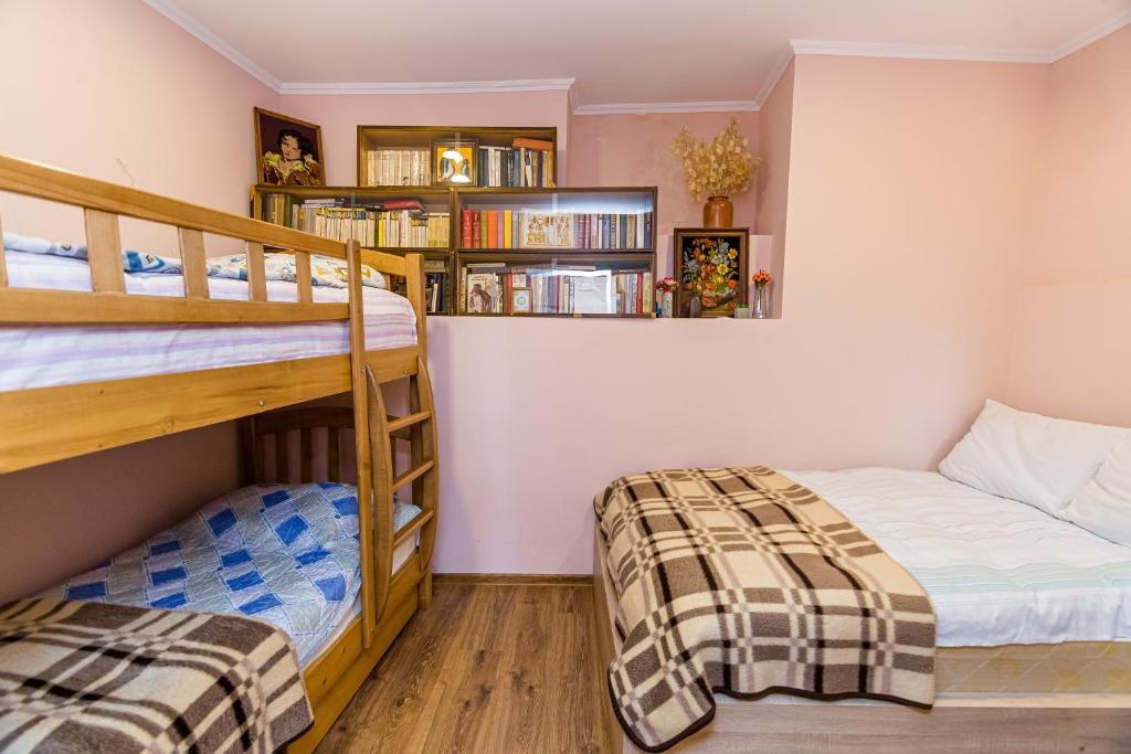 Postel nebo postele na pokoji v ubytování Anzori House