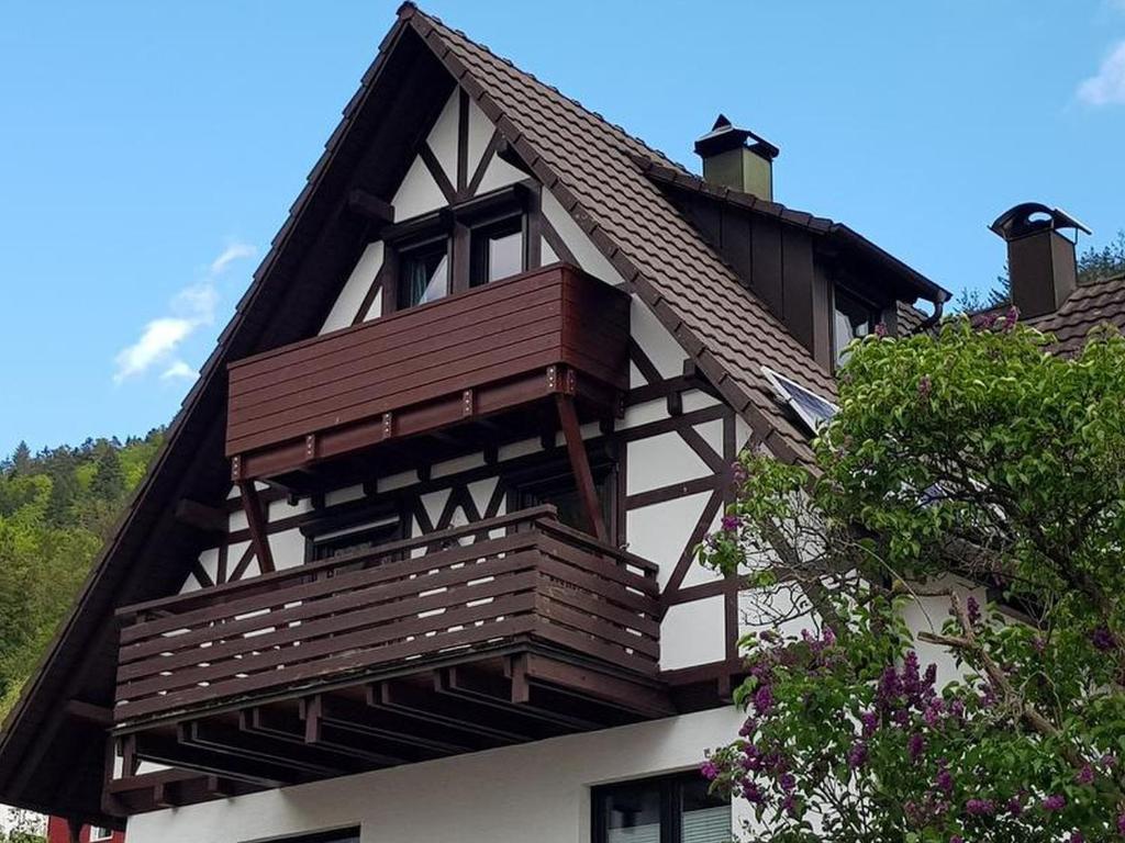 uma casa com uma varanda em cima em Ferienwohnung Kappelblick em Kappelrodeck