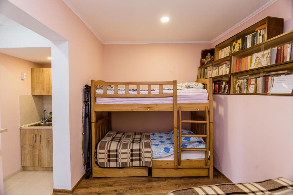 Postel nebo postele na pokoji v ubytování Anzori House