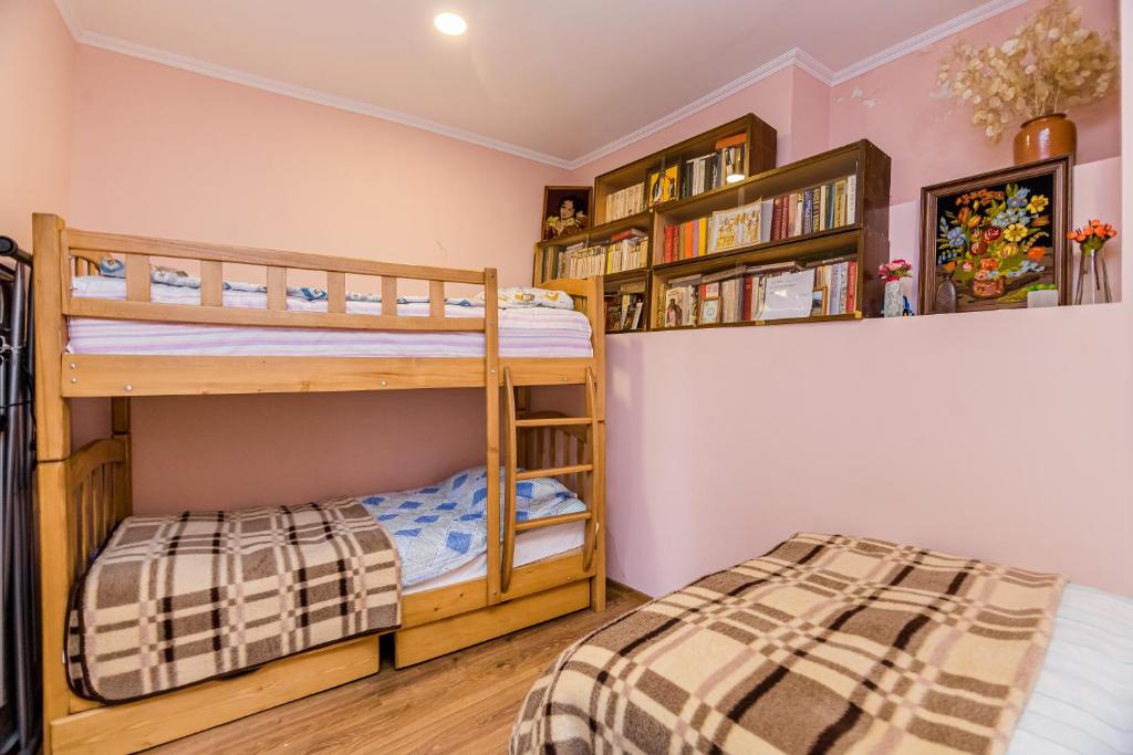 Postel nebo postele na pokoji v ubytování Anzori House