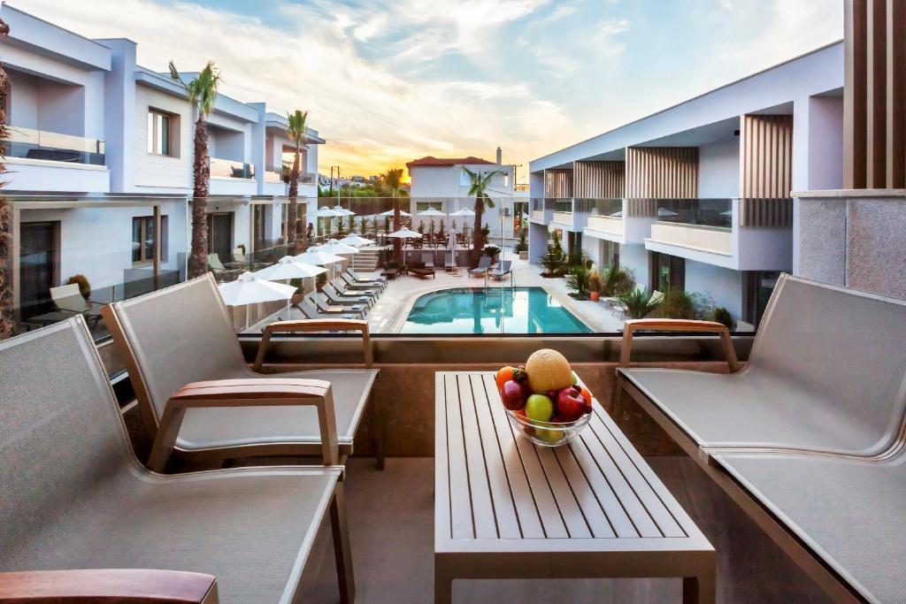 Bazén v ubytování Pefki Deluxe Residences nebo v jeho okolí