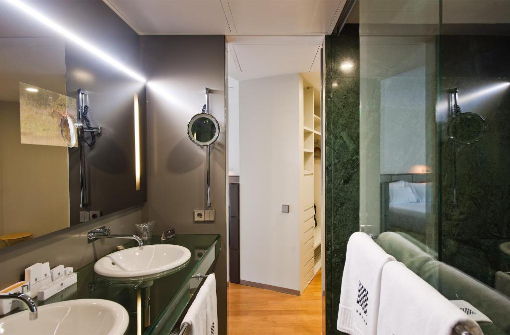 Hotel Reina Petronila - Resim 42