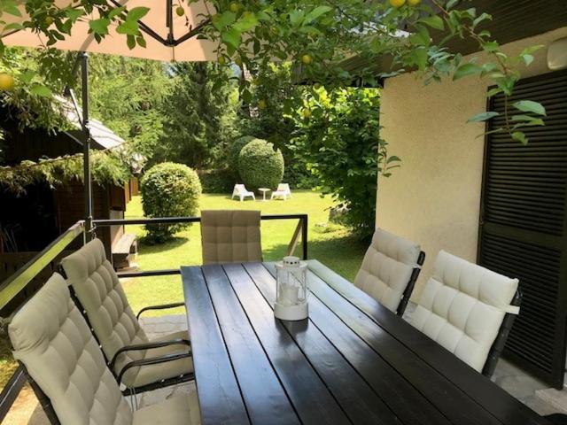 una mesa de madera y sillas en un patio en Holiday Home Anja en Bohinj