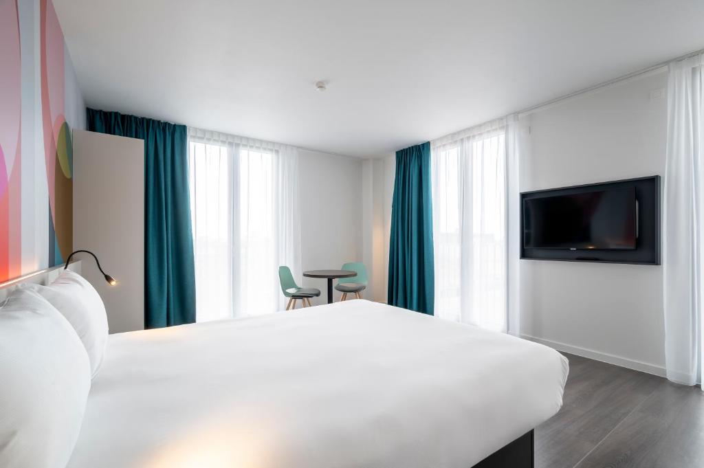 TV a/nebo společenská místnost v ubytování B&B HOTEL Gent Centrum