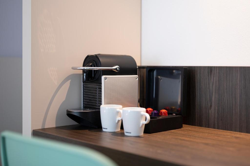 Příslušenství pro přípravu čaje a kávy v ubytování B&B HOTEL Gent Centrum
