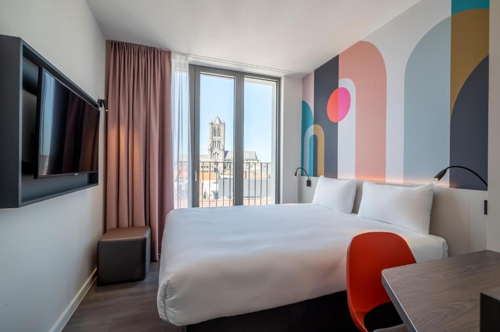 een hotelkamer met een groot bed en een raam bij B&B HOTEL Gent Centrum in Gent