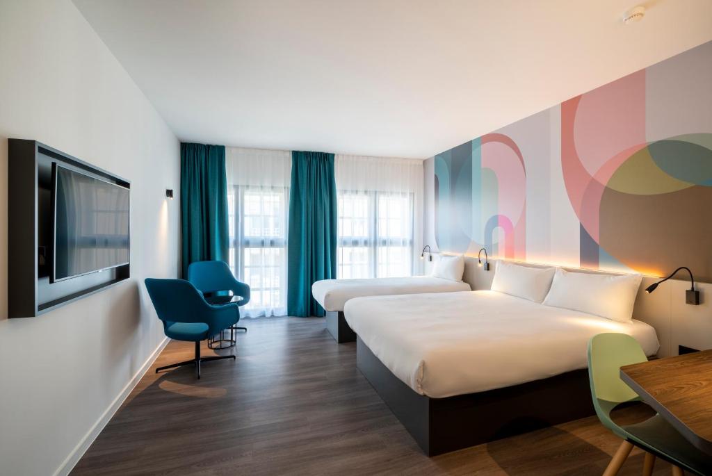 TV a/nebo společenská místnost v ubytování B&B HOTEL Gent Centrum