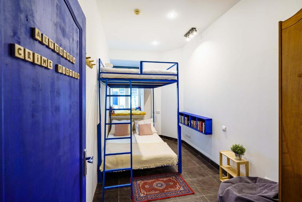 מיטה או מיטות קומותיים בחדר ב-BookCase Hostel