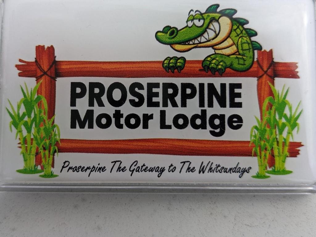 um sinal para um alojamento de turismo selvagem com um sapo em PROSERPINE MOTOR LODGE em Proserpine